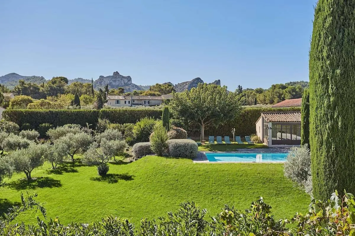The garden, the pool and the Alpilles